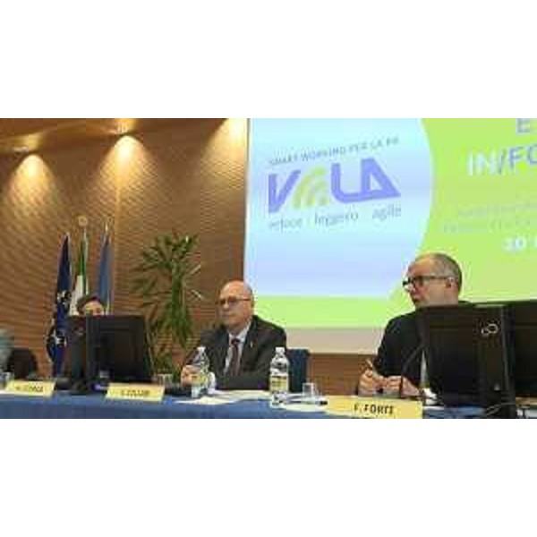 L'assessore regionale alla Funzione pubblica, Sebastiano Callari, e il direttore centrale, Francesco Forte, durante i lavori dell'evento informativo "Progetto VELA: Smart working per la Pubblica amministrazione" - Udine, 20 marzo 2019.