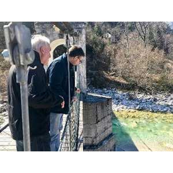 L'assessore regionale Pierpaolo Roberti con il sindaco di Resia Sergio Chinese sul ponte sul fiume Resia