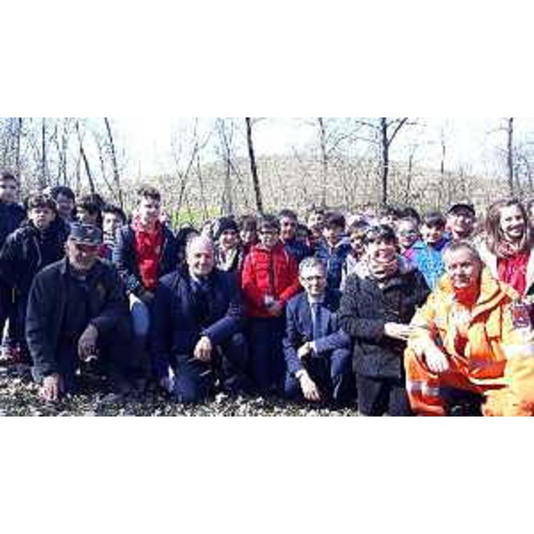L'assessore regionale alle Foreste Stefano Zannier con il Corpo forestale, la Protezione civile di Cividale e il vicesindaco Daniela Bernardis e gli alunni delle scuole primarie del Convitto nazionale Paolo Diacono di Cividale e IV Novembre di Udine dopo l'iniziativa didattica nel Bosco Romagno per la Giornata internazionale delle foreste