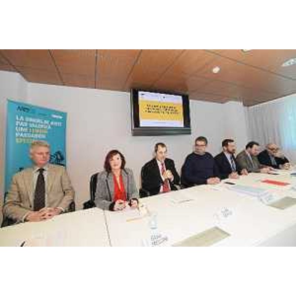  L'assessore regionale alle Autonomie locali Pierpaolo Roberti alla presentazione dei programmi in lingua friulana sulla Rai FVG con alla sua sinistra il presidente dell’ARLeF Eros Cisilino e il regista del progetto Dorino Minigutti di Agherose; a destra il direttore RAI Fvg Guido Corso, il capostruttura programmi in lingua italiana RAI Fvg, Gioia Meloni; il presidente della Società Filologica Friulana Federico Vicario 