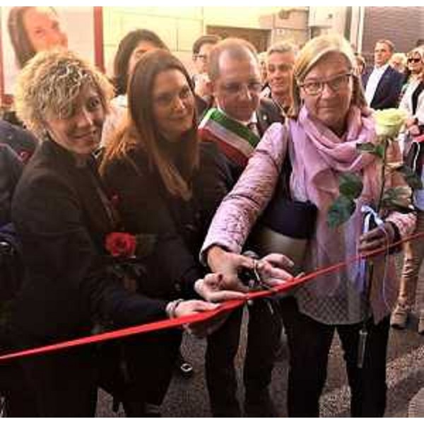 L'assessore regionale Barbara Zilli all'inaugurazione della nuova sede del Centro "Il sorriso di Nadia" a San Daniele assieme alla mamma di Nadia Orlando, vittima di femminicidio, a cui è intitolato il centro antiviolenza