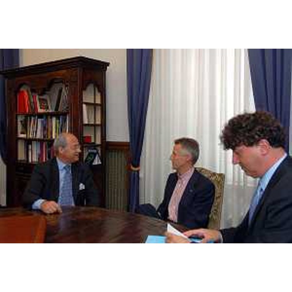 Riccardo Illy (Presidente Regione Friuli Venezia Giulia) riceve Gianfranco Giorgolo (Ambasciatore italiano ad Amman) (Trieste, 08/06/05)