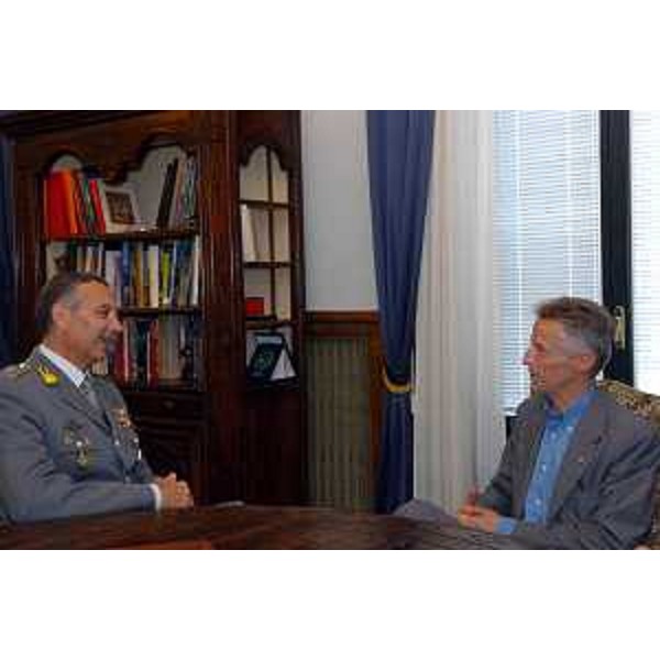 Riccardo Illy (Presidente Regione Friuli Venezia Giulia) incontra Fabrizio Lisi (Nuovo Comandante Regionale della Guardia di Finanza) (Trieste, 20/06/05)