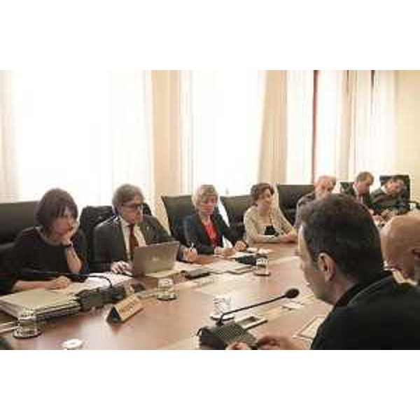 Gli assessori regionali Alessia Rosolen (Lavoro), Sergio Emidio Bini (Attività produttive) e Barbara Zilli (Finanze) all'incontro con i rappresentanti dei lavoratori e la proprietà della Dm Elektron