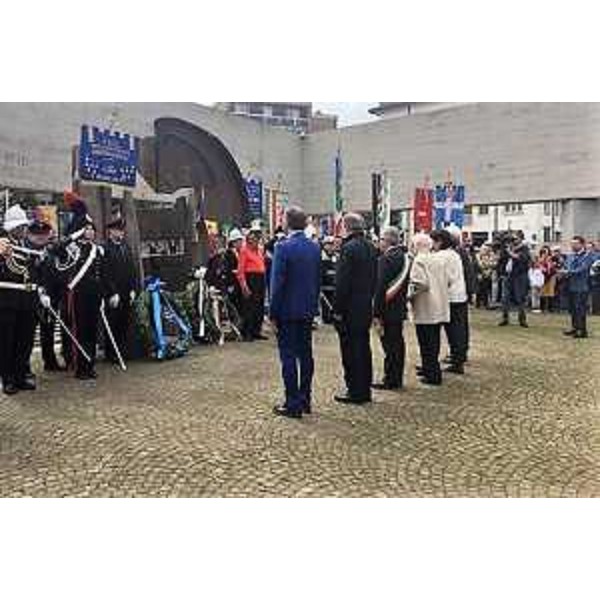 La deposizione della corona d'alloro della Regione al monumento di piazzale XXVI Luglio a Udine