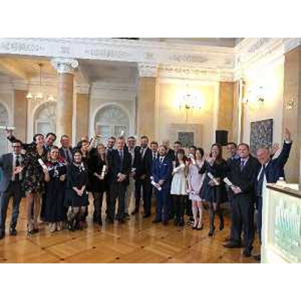 Foto di gruppo per diplomati e relatori del 18. Corso Origini Italia