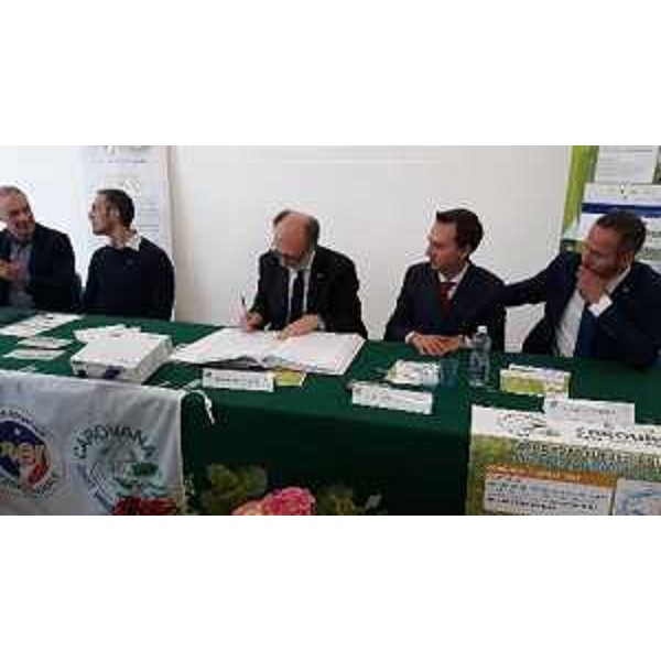 Un momento della sottoscrizione della carta dei valori dello sport integrato