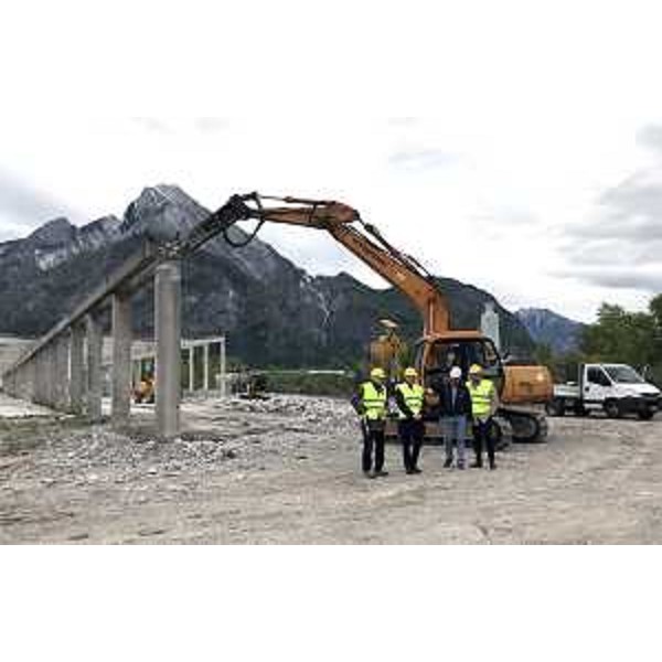 L'avvio delle operazioni di demolizione dei vecchi siti produttivi dove nascerà il centro logistico di Tolmezzo