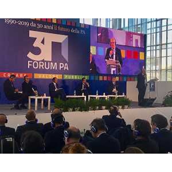 Palco Forum Pa: L'assessore alla Funzione pubblica, semplificazione e sistemi informativi della Regione FVG, nonché coordinatore della Commissione Agenda digitale della Conferenza, interviene sul tema: “La trasformazione digitale del Paese” – Roma, 16 maggio 2019