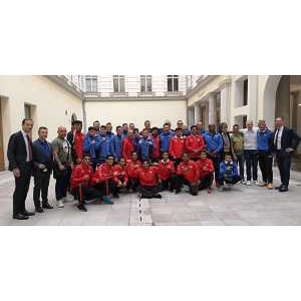 Il governatore del Friuli Venezia Giulia, Massimiliano Fedriga, e l'assessore regionale all'Ambiente ed energia, Fabio Scoccimarro, con i pugili delle rappresentative italiana e indiana