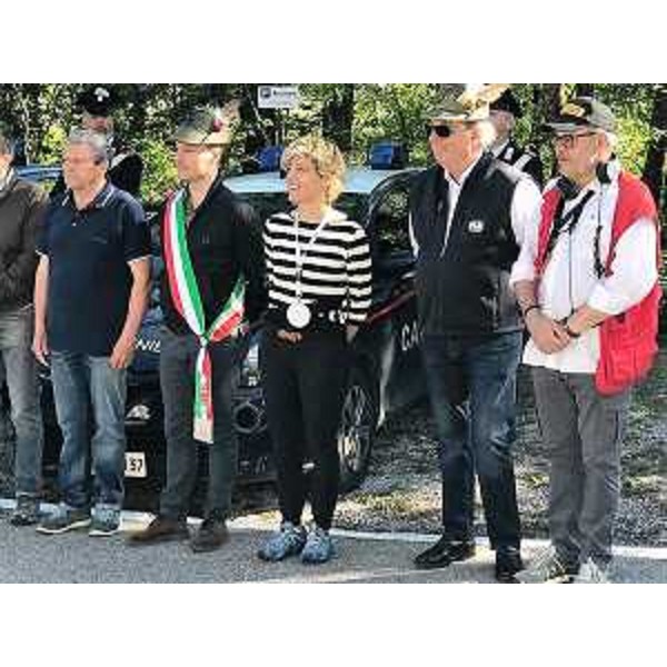 L'assessore regionale Barbara Zilli assieme al sindaco di Verzegnis Andrea Paschini assiste alla gara Verzegnis Sella Chianzutan 