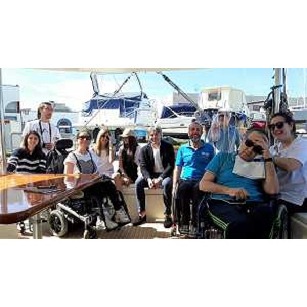 L’assessore regionale alle Attività produttive Sergio Emidio Bini a bordo del catamarano con Andrea Stella e i partecipanti al progetto "Wheels on waves 2019"