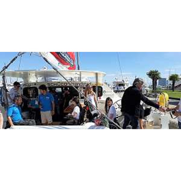 L’assessore regionale alle Attività produttive Sergio Emidio Bini a bordo del catamarano con Andrea Stella e i partecipanti al progetto "Wheels on waves 2019"