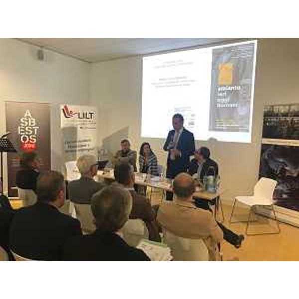 L'assessore regionale ad Ambiente ed energia, Fabio Scoccimarro, durante il suo intervento al convegno "Amianto: ieri, oggi e domani", tenutosi a Monfalcone