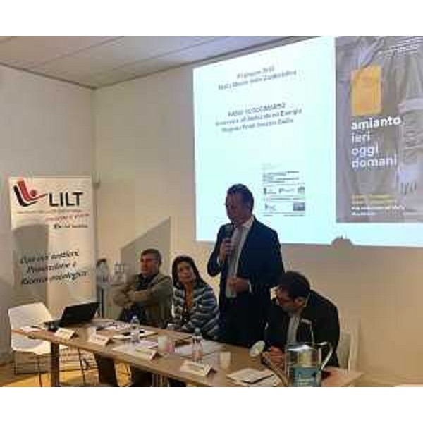 L'assessore regionale ad Ambiente ed energia, Fabio Scoccimarro, durante il suo intervento al convegno "Amianto: ieri, oggi e domani", tenutosi a Monfalcone