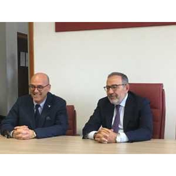 L'assessore regionale ai sistemi informativi, Sebastiano Callari, presenta l'installazione della rete WiFi nel Tribunale di Pordenone, assieme al presidente dell'organismo di giustizia Lanfranco Maria Tenaglia