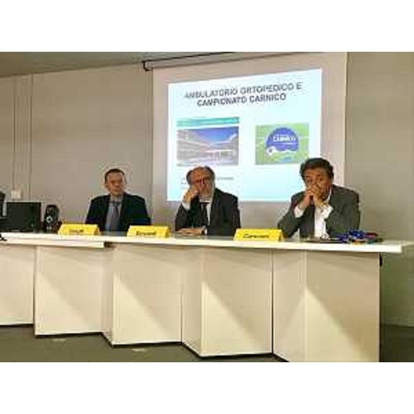Il vicegovernatore del Fvg, Riccardo Riccardi nella sala Lodolo del presidio ospedaliero di Gemona del Friuli, alla presentazione dell’apertura sperimentale di un ambulatorio ortopedico dedicato alle società di calcio partecipanti al Campionato Carnico