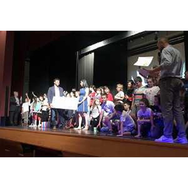 La consegna del primo premio del progetto "CreATTivi per l'ambiente" alle classi della scuola primaria di Pravisdomini