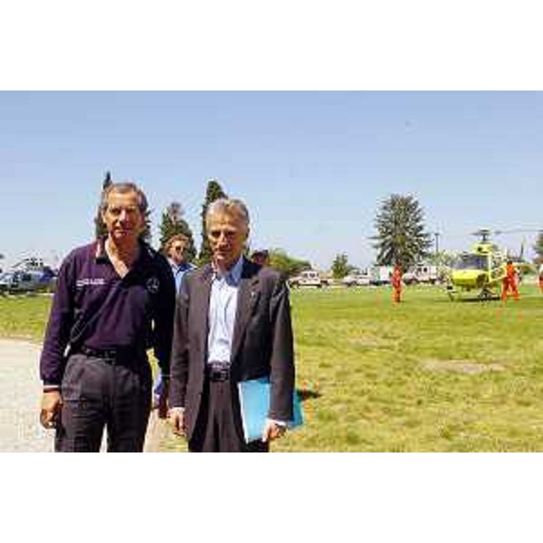 Riccardo Illy (Presidente Regione Friuli Venezia Giulia) con Guido Bertolaso (capo del dipartimento nazionale della protezione civile) al convegno Protezione Civile (Udine, 27/05/05)