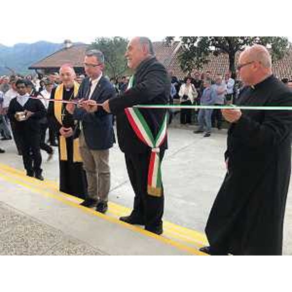 L'assessore regionale alle Risorse agroalimentari Stefano Zannier, taglia il nastro inaugurale del Centro di aggregazione giovanile di Anduins di Vito d'Asio