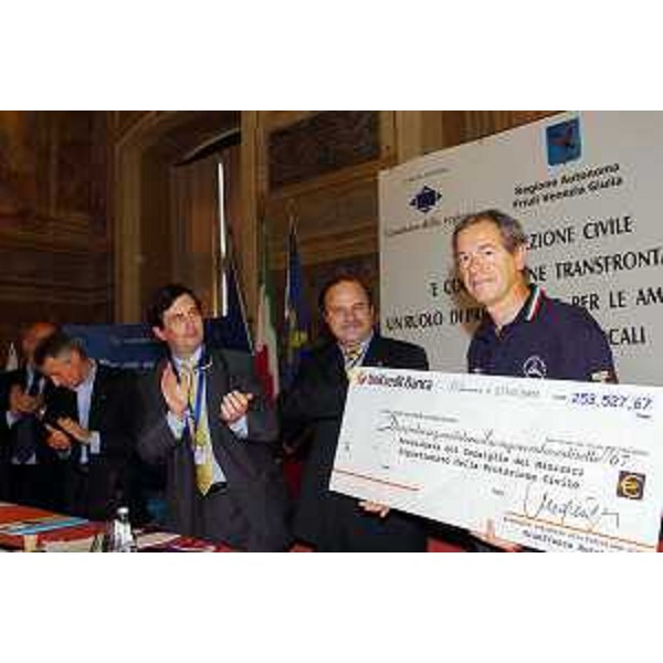 Gianfranco Moretton (Assessore Regionale all'ambiente, lavori pubblici e protezione civile) con Guido Bertolaso (capo del dipartimento nazionale della protezione civile) al convegno Protezione Civile (Udine, 27/05/05)