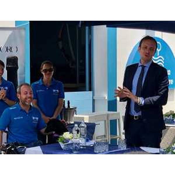 Il governatore della Regione FVG, Massimiliano Fedriga, sul catamarano "Lo spirito di Stella" assieme a Andrea Stella