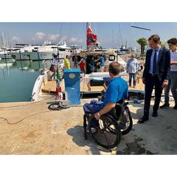 Il governatore della Regione FVG, Massimiliano Fedriga, nei pressi del catamarano "Lo spirito di Stella" a Lignano Sabbiadoro