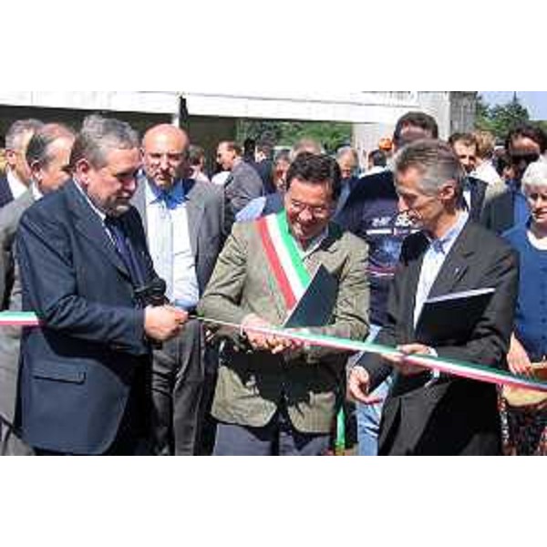 Riccardo Illy (Presidente Regione Friuli Venezia Giulia) ed Enrico Bertossi (Assessore Regionale alle attività produttive) all'inaugurazione del sottopasso ferroviario di Cargnacco (Cargnacco, 27/05/05)