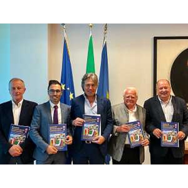 L'assessore regionale alle Attività produttive e al Turismo, Sergio Emidio Bini con il vicepresidente del Consiglio regionale Stefano Mazzolini e i rappresentanti delle associazioni culturali dell’Alpe Adria