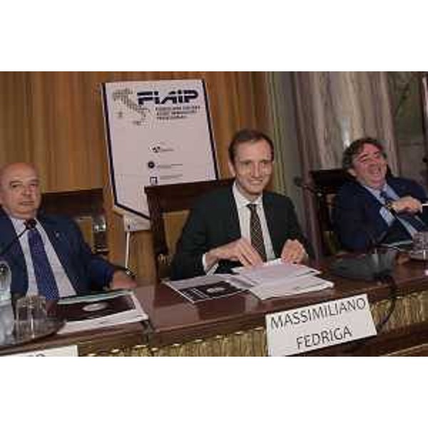 Il governatore della Regione FVG Massimiliano Fedriga alla presentazione dell'Osservatorio Immobiliare della Fiaip a Trieste, sul palco della Sala Maggiore della Camera di commercio, tra il sindaco di Trieste Roberto Dipiazza (a sx) e il past president nazionale della Fiaip Paolo Righi