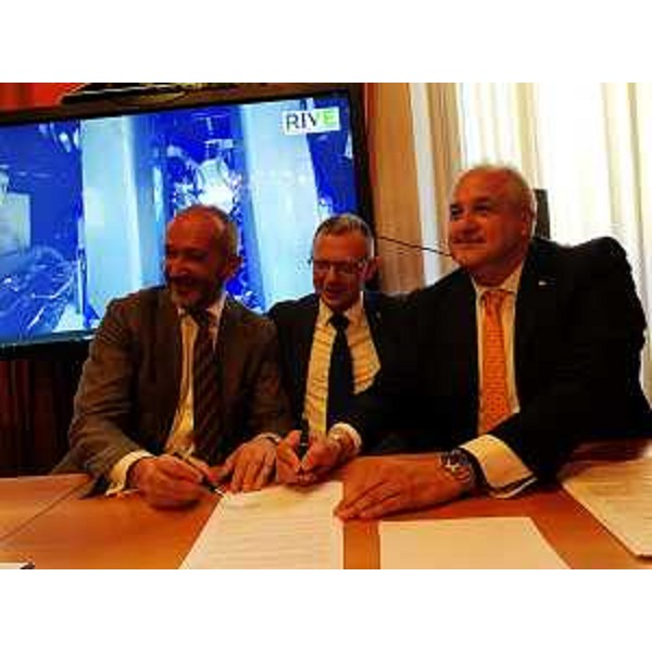 L'assessore FVG alle Risorse agroalimentari, Stefano Zannier (al centro), alla firma dell'accordo di collaborazione tra Pordenone Fiere e la federazione nazionale Costruttori macchine per l'agricoltura