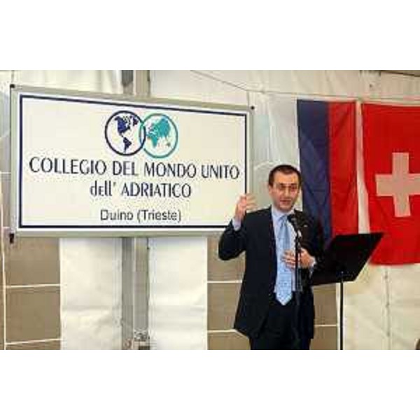 Ettore Rosato (deputato) alla chiusura dell'anno scolastico al Collegio del Mondo Unito (Duino, 25/05/05)