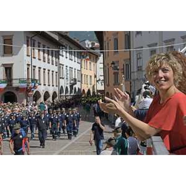 L'assessore regionale Barbara Zilli al raduno degli Alpini svoltosi a Tolmezzo