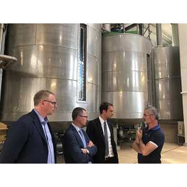 Il governatore Fvg, Massimiliano Fedriga (secondo da dx) in visita allo stabilimento Birra Castello di San Giorgio di Nogaro con l'assessore regionale alle Risorse agricole, Stefano Zannier (al centro) e il consigliere regionale Mauro Bordin (a sx)