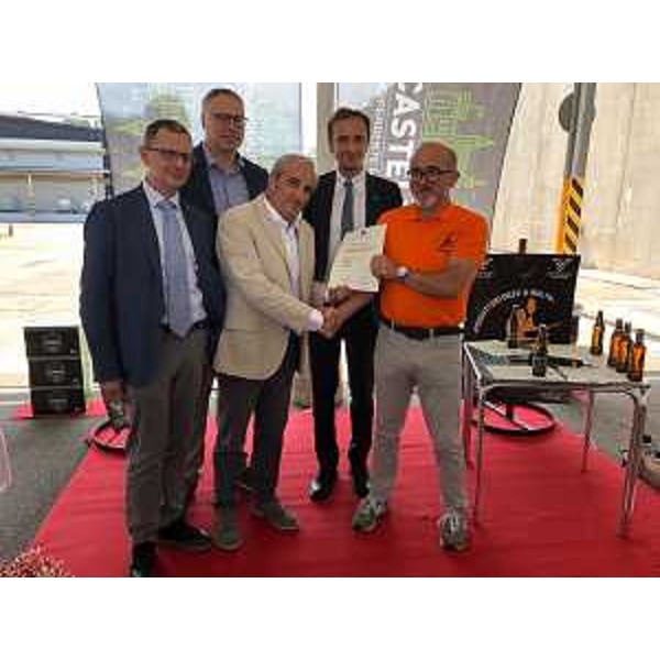 Il governatore Fvg, Massimiliano Fedriga (secondo da dx), con l'assessore regionale alle Risorse agricole, Stefano Zannier (primo da sx), e il consigliere regionale Mauro Bordin (secondo da sx) alla firma dell'accordo tra rete Asprom e Birra Castello, rappresentati rispettivamente dal presidente Alido Gigante (primo da dx) e dal dg Walter Lombardi (al centro)