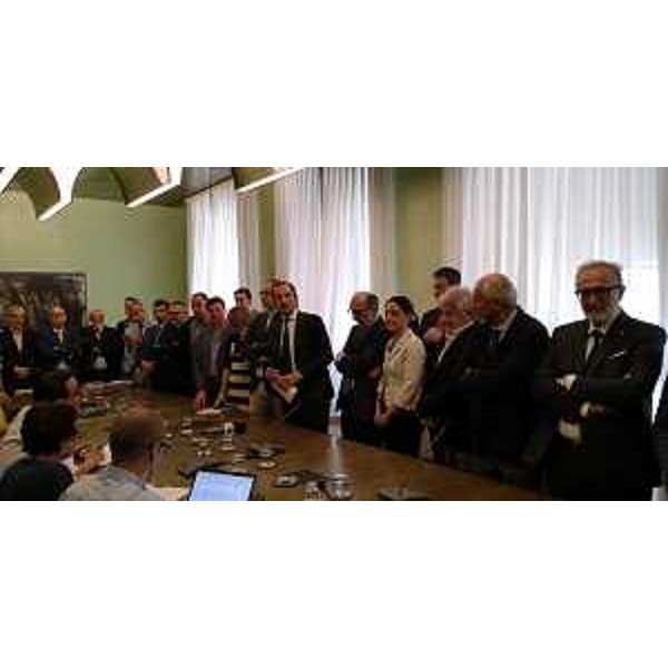 “Gli ospedali di Latisana e Palmanova avranno un ruolo strategico: nessuna chiusura ma il potenziamento di entrambi i nosocomi”. Lo ha detto il governatore del FVG, Massimiliano Fedriga, incontrando i giornalisti assieme al vicepresidente con delega alla Salute, Riccardo Riccardi, ad altri assessori e ai consiglieri di maggioranza al termine della seduta del Consiglio regionale 