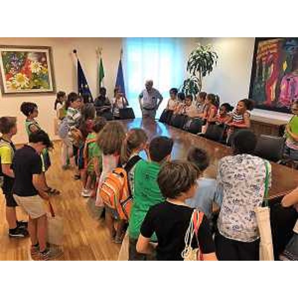 Gli alunni in visita all'area di rappresentanza del Palazzo della Regione di Udine