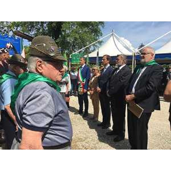 La deposizione delle corone di alloro al cippo di Bosco Romagno da parte del governatore del FVG Massimiliano Fedriga, del sottosegretario alla Difesa Raffaele Volpe, del presidente dell'Apo Roberto Volpetti, del viceprefetto di Udine Gloria Allegretto e del sindaco di Cividale Stefano Balloch