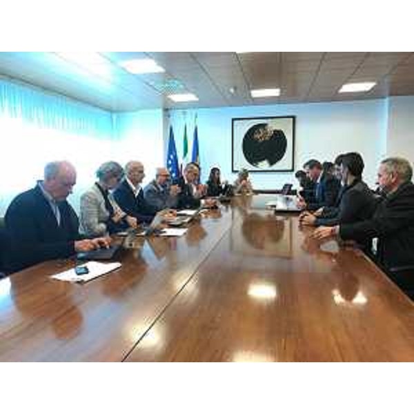 L'assessore regionale al Patrimonio, Sebastiano Callari, nel corso della la riunione con l'assessore ad Agricoltura e Foreste del Land Carinzia, Martin Gruber, e il sindaco del Comune di Feistritz, Dieter Mörtl, a cui ha preso parte anche il vicepresidente del Consiglio regionale, Stefano Mazzolini, oltre a una rappresentanza della vicinia di Feistritz.
