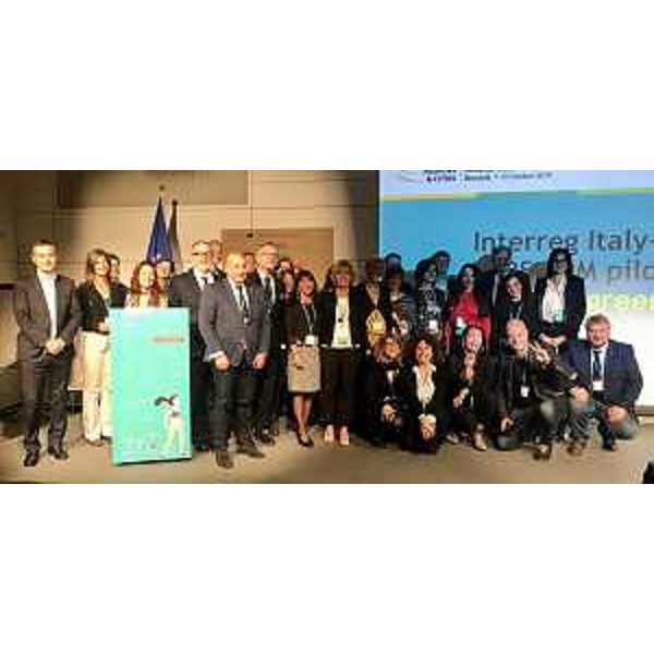 Foto di gruppo al workshop "Interreg Italy-Slovenia Cap&Com pilot actions to foster a greener Europe" nell'ambito dell'evento European Week of Regions and Cities