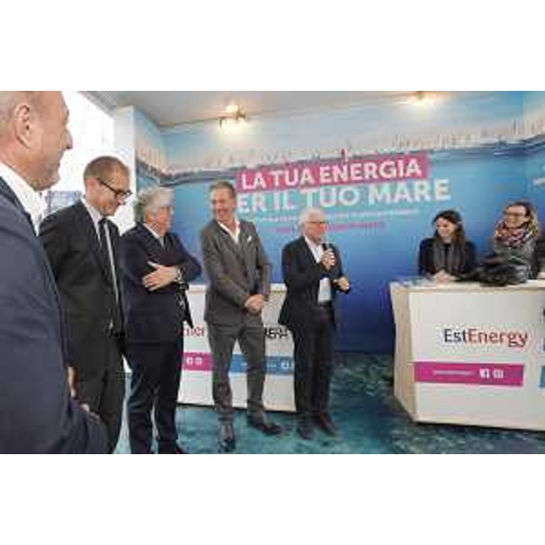 Conferenza stampa di presentazione di “Splastichiamo il mare” nello stand Hera della Barcolana. Da sinistra a destra: Maurizio Spoto, direttore dell’Area marina protetta di Miramare; Mitja Gialuz, presidente di Barcolana; Albino Belli, direttore generale di EstEnergy; Fabio Scoccimarro, assessore regionale alla Difesa dell’ambiente, Energia e Sviluppo sostenibile; Stellio Vatta, direttore generale dell’Agenzia regionale della protezione dell’ambiente del Friuli Venezia Giulia