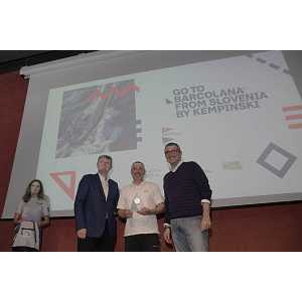 L'assessore regionale alle Autonomie locali e alle Lingue minoritarie Pierpaolo Roberti (a destra nella foto) alla premiazione della regata "Go To Barcolana From Slovenia By Kempinski" nella Sala Oceania della Stazione Marittima