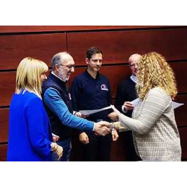Il vicegovernatore del Friuli Venezia Giulia con delega alla Protezione civile, Riccardo Riccardi consegna gli attestati a 4 insegnanti che hanno svolto un percorso formativo sulla Protezione civile