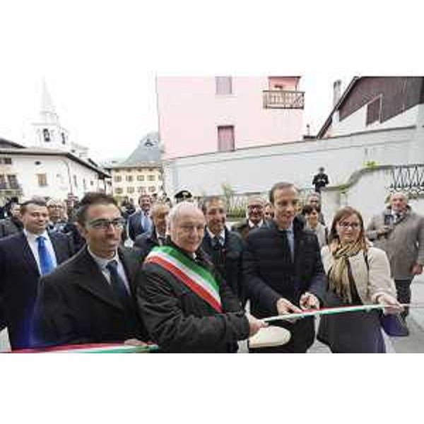 Il governatore del Friuli Venezia Giulia, Massimiliano Fedriga, con Marco Martucci, responsabile Network & Operations area Nord Est di Open Fiber e il sindaco di Ampezzo, Michele Benedetti, all'apertura della commercializzazione dei servizi di banda ultra larga - Ampezzo (Ud), 15 ottobre 2019.