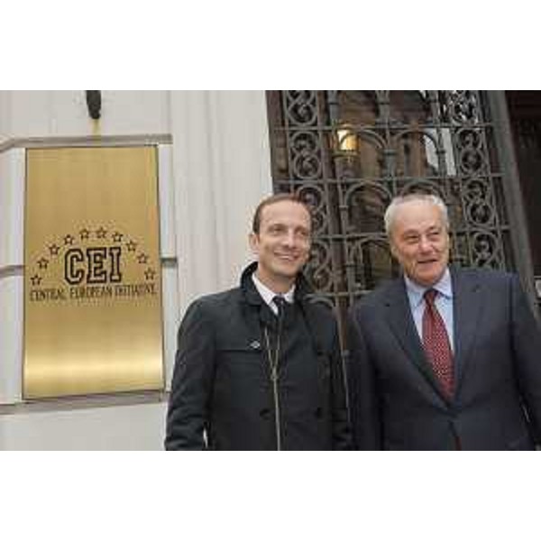 Il governatore del Friuli Venezia Giulia, Massimiliano Fedriga, saluta il Segretario esecutivo dell'Iniziativa Centro Europea (Ince) Roberto Antonione 