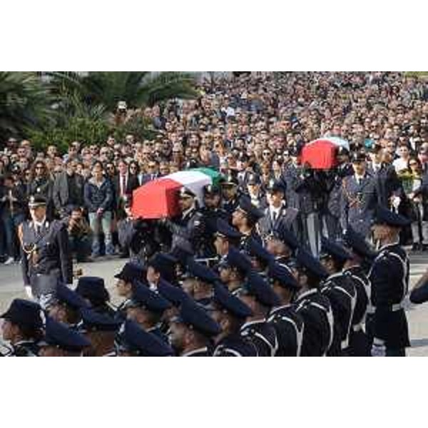 Le bare degli agenti Matteo Demenego e Pierluigi Rotta davanti alla chiesa di Sant'Antonio Taumaturgo a Trieste 