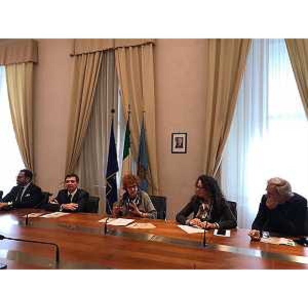 Il tavolo della conferenza stampa di presentazione dell'opera Le nozze di Leonardo