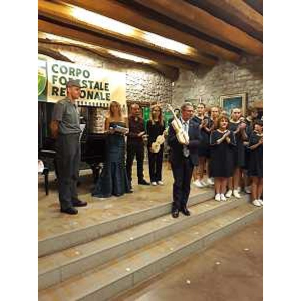 L'assessore regionale Zannier riceve una scultura in legno realizzata con legname di recupero dalla tempesta Vaia.