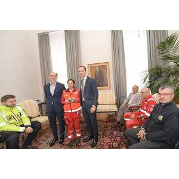 Il governatore del Friuli Venezia Giulia, Massimiliano Fedriga, e il vicegovernatore con delega alla Salute, Riccardo Riccardi, durante l'incontro con gli operatori del Sores 118 accorsi sul luogo della sparatoria del 4 ottobre.