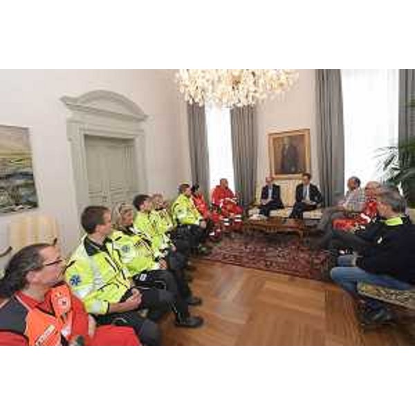 Il governatore del Friuli Venezia Giulia, Massimiliano Fedriga, e il vicegovernatore con delega alla Salute, Riccardo Riccardi, durante l'incontro con i nove operatori del Sores 118 accorsi sul luogo della sparatoria del 4 ottobre.